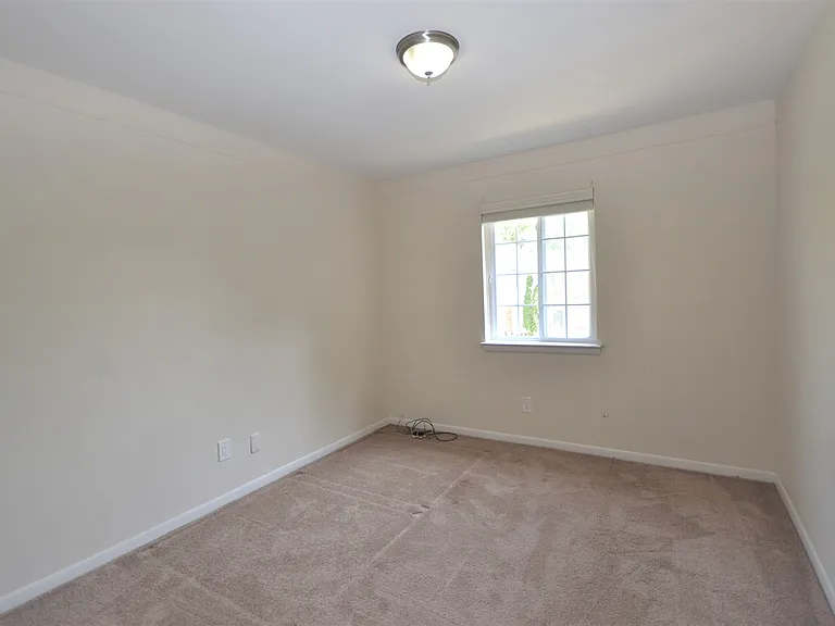 559 Fox Hills Dr N — Photo 11