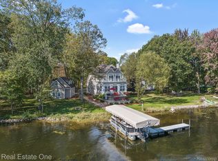 11345 Dunlavy Ln, Whitmore Lake, MI 48189
