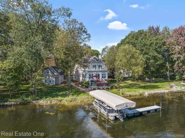 11345 Dunlavy Ln, Whitmore Lake, MI 48189