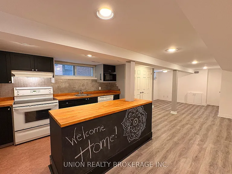 15 Blantyre Ave #LOWER — Photo 4