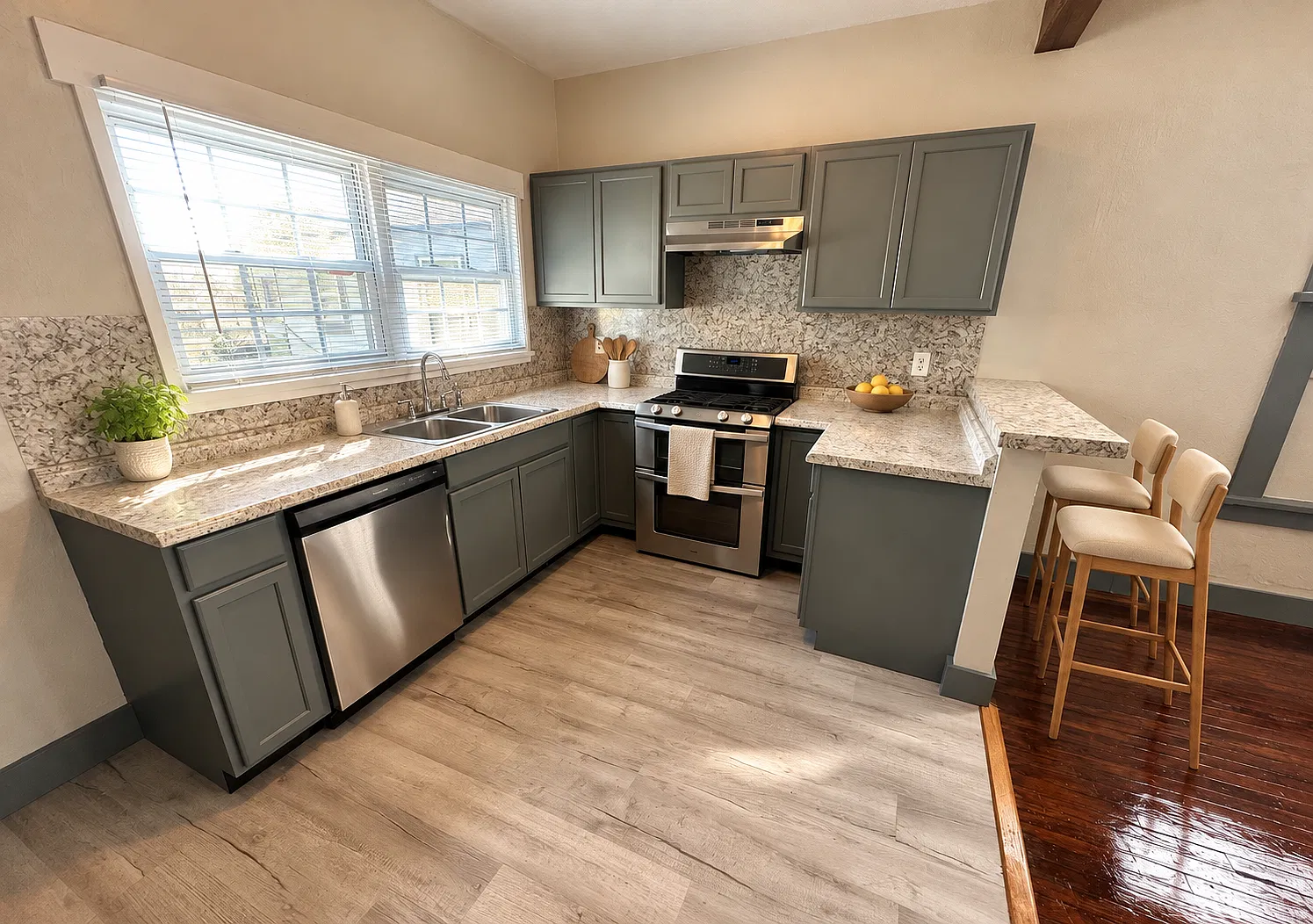 3 bed, 1.5 bath, 1198 sqft, $1,195 — Photo 2