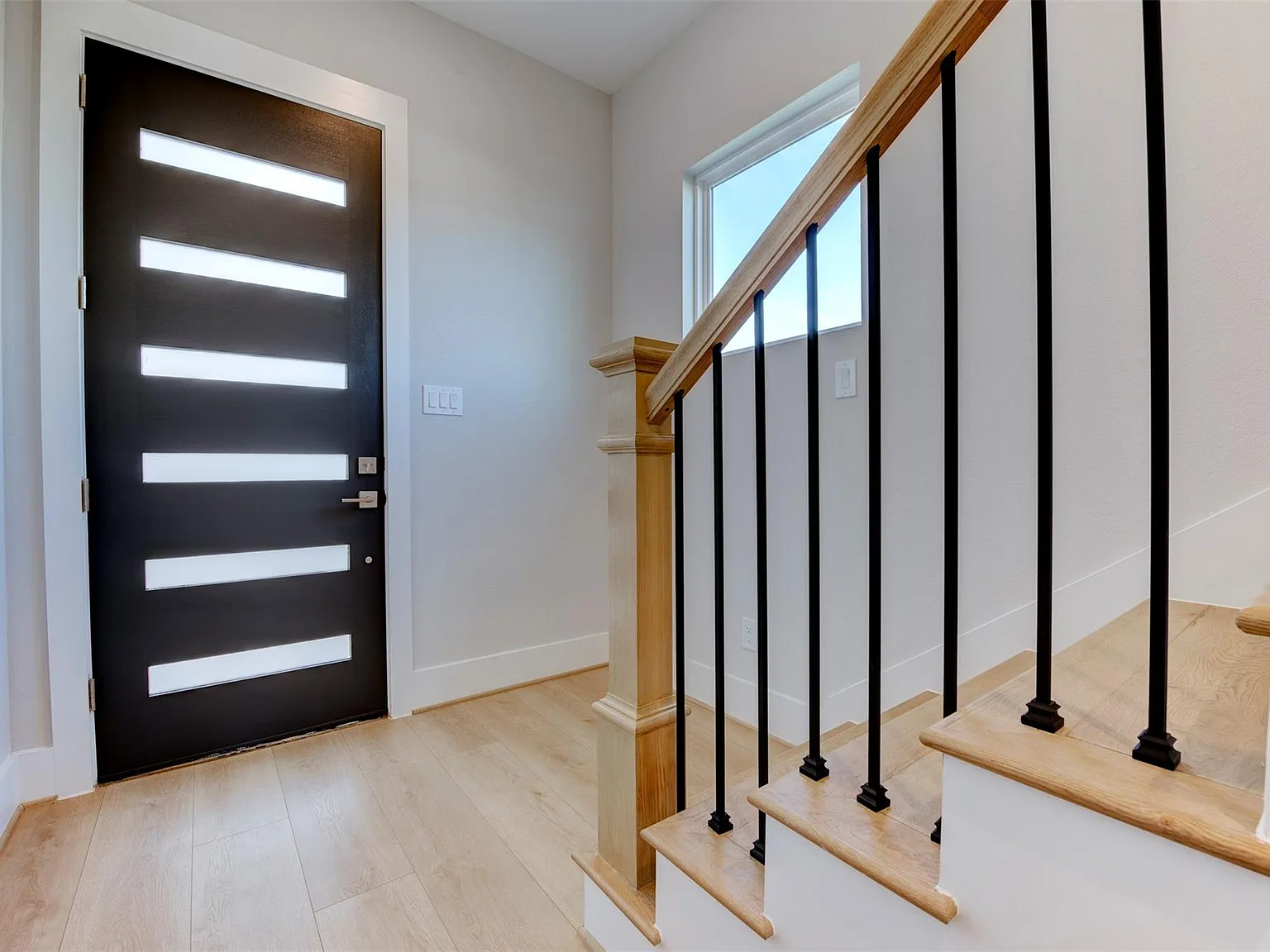 3 bed, 2.5 bath, 2035 sqft, $3,450 — Photo 3