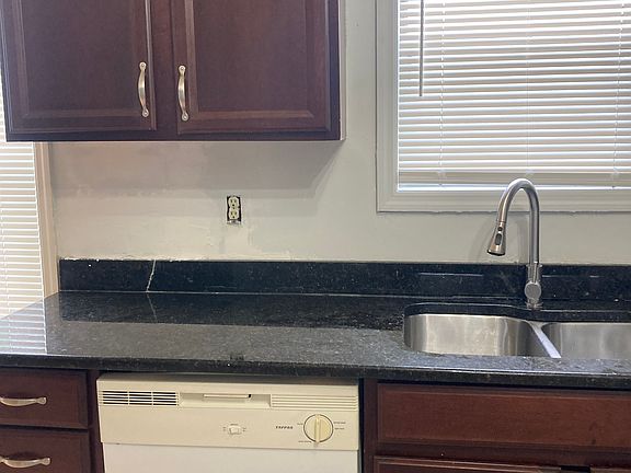 3rd image of 978 Stewarts Creek Dr APT 6
