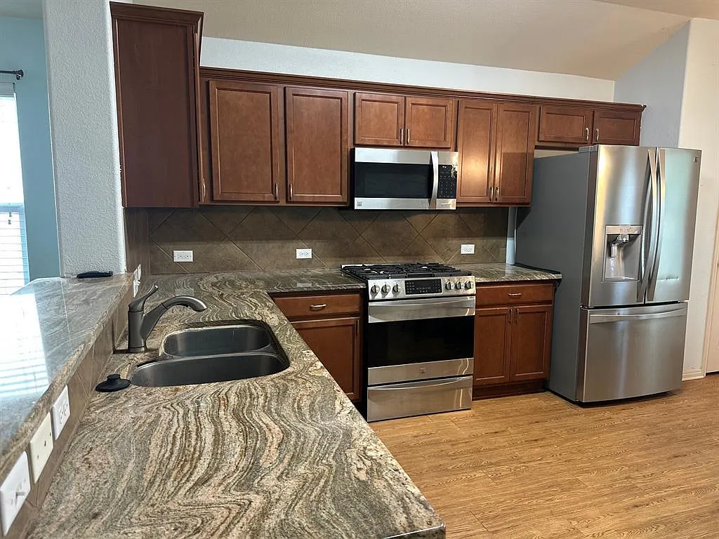 3 bed, 2.0 bath, 1462 sqft, $1,900 — Photo 4