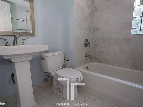 2nd image of 1436 W Belmont Ave