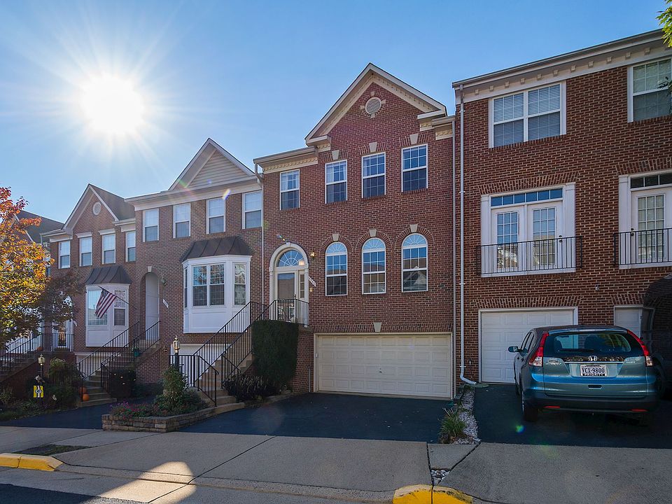 Gorgeous Colonial Townhome!