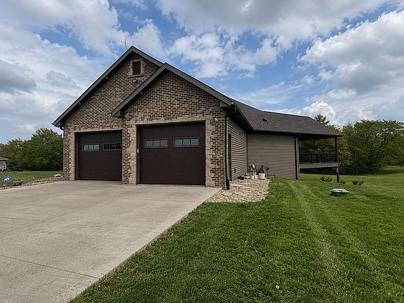 Oversized 2-Car Garage
