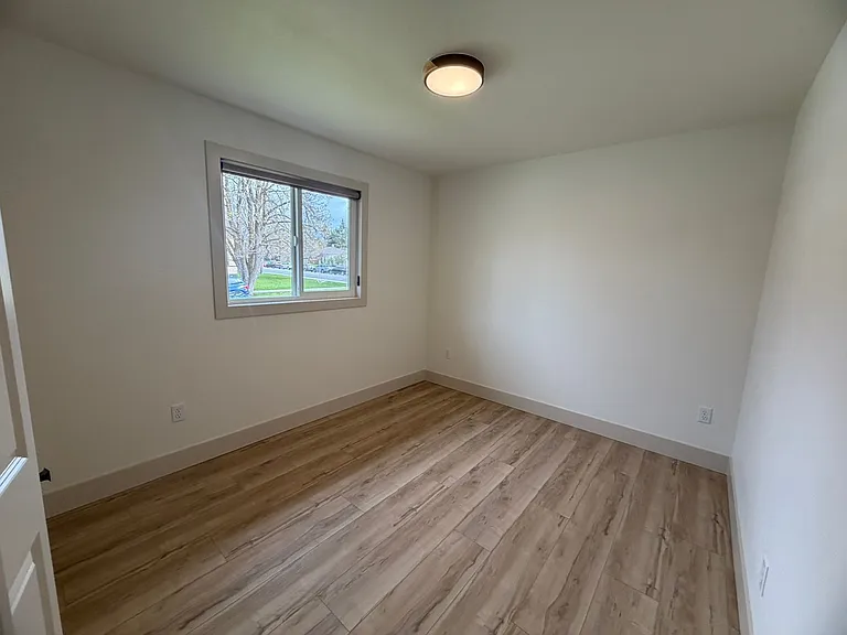 218 W Nevada St — Photo 17