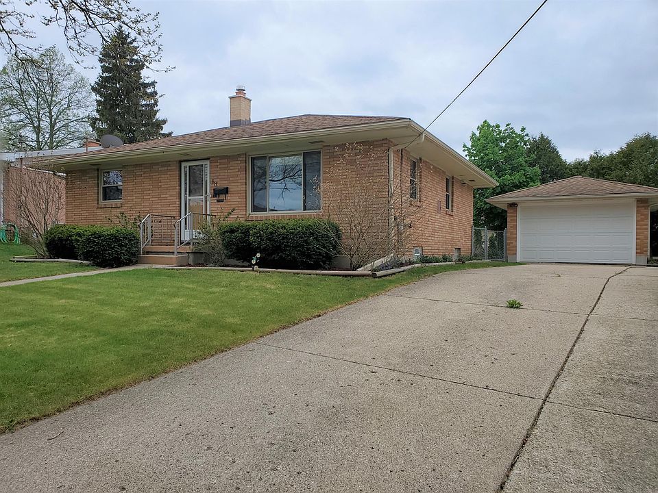 1st image of 817 Tamarack Ave NW