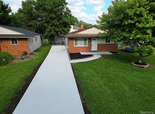 15016 E Santa Anita St, Livonia, MI 48154
