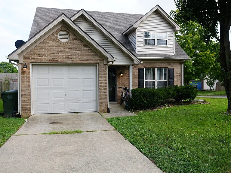 2100 Stonewood Ln — Photo 1