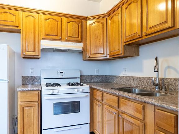 5th image of 823 S Serrano Ave APT 2