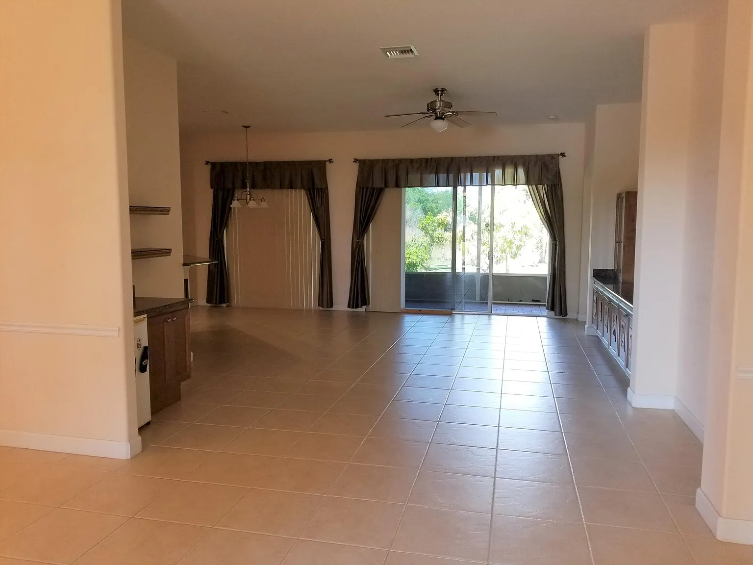 3 bed, 2.0 bath, 1946 sqft, $2,600 — Photo 2