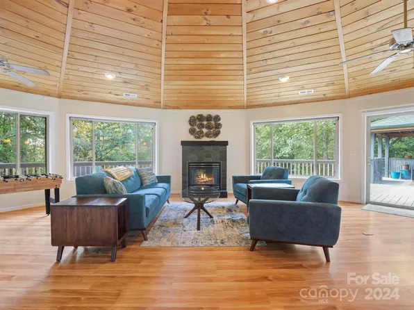 130 Falls Creek Dr, Lake Lure, NC 28746