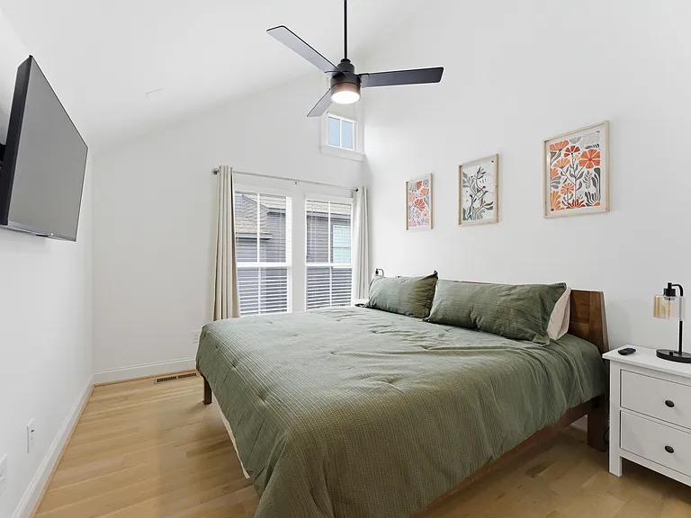 656 Bull St — Photo 13