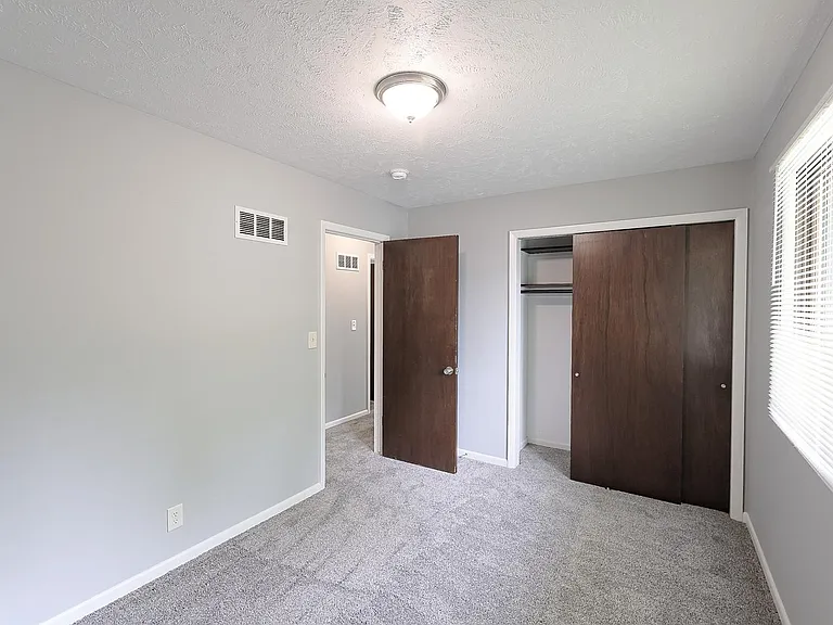 1025 Kent St — Photo 6