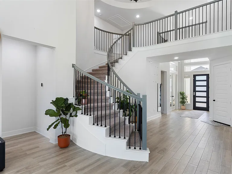 424 Hollister Dr — Photo 15