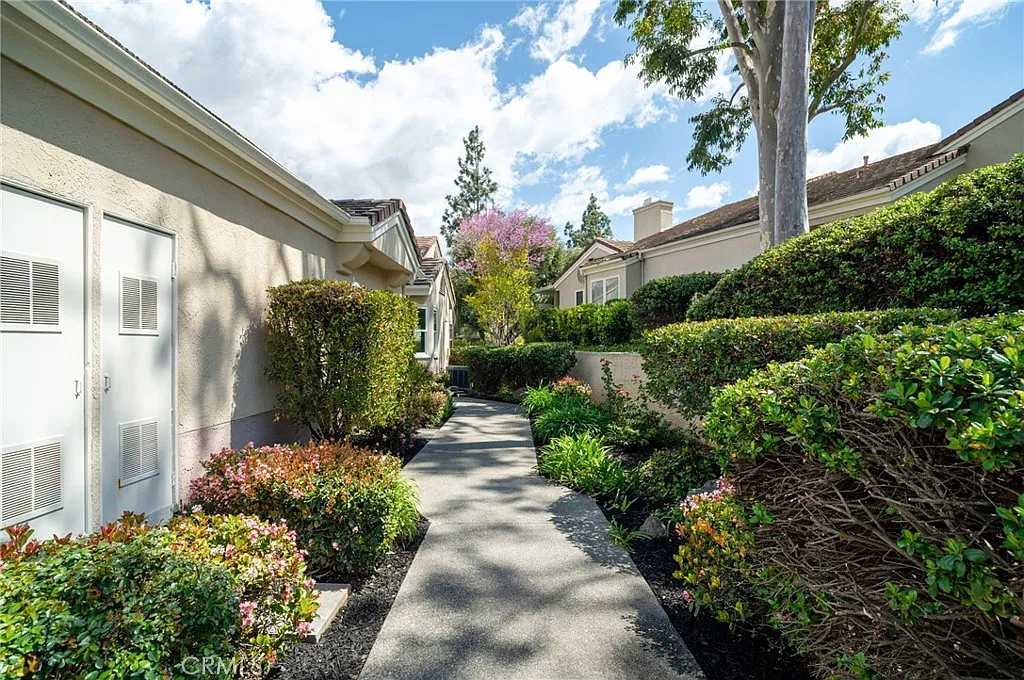 2 bed, 2.5 bath, 1685 sqft, $3,500 — Photo 2