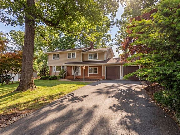 3rd image of 1104 Ridgewood Rd