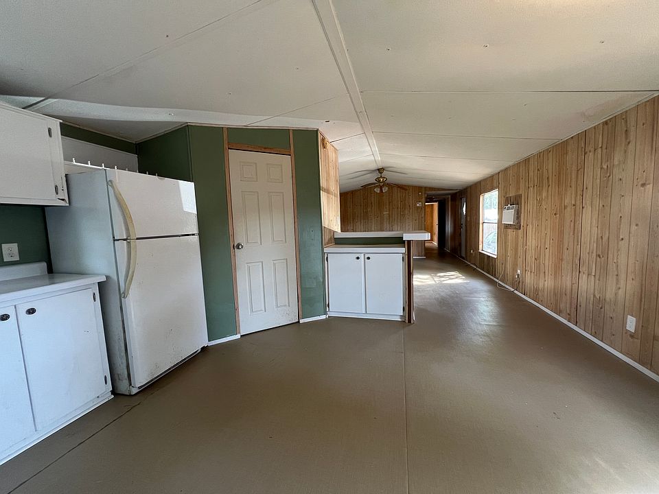 kitchen/dining facing living room