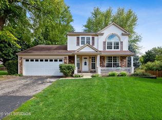 8 Raintree Ct, Cary, IL 60013