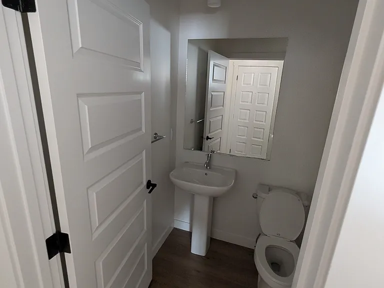 61 Silverton Glen Gate SW — Photo 4
