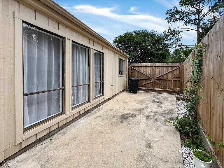 2358 Binley Dr — Photo 38