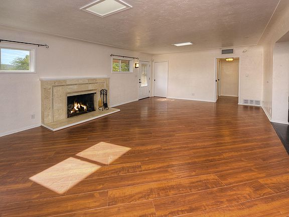 2nd image of 2827 E Monte Vista Dr
