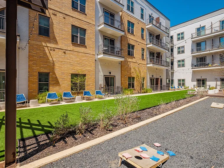 Rivera on Broadway Apartments — Photo 27
