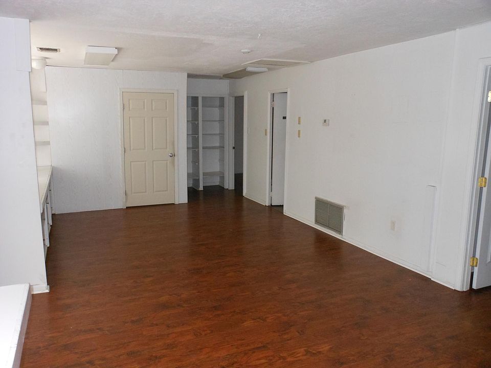 Office or living room looking toward 2 other offices or bedrooms.