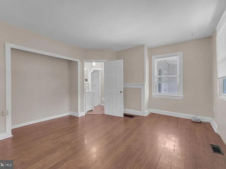 315 Burlington Ave — Photo 9
