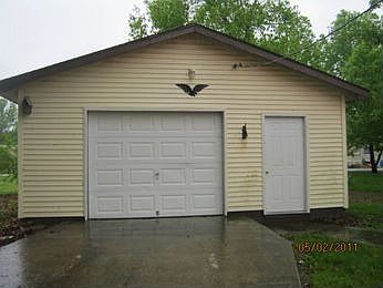 3rd image of 1002 W Houston St