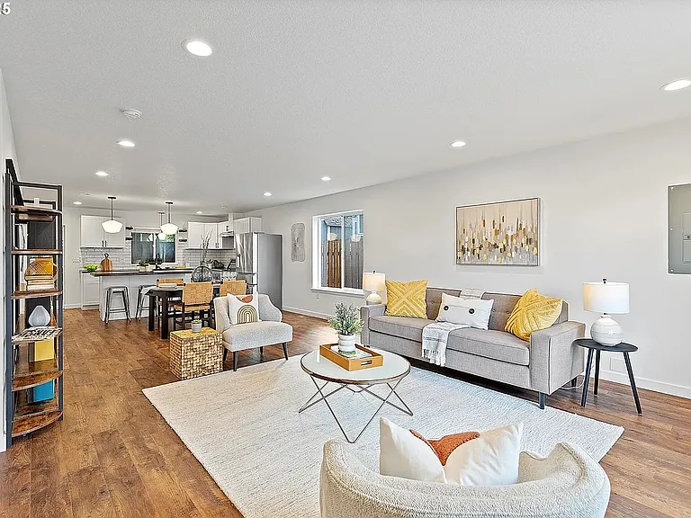 570 NE 55th Ave — Photo 3