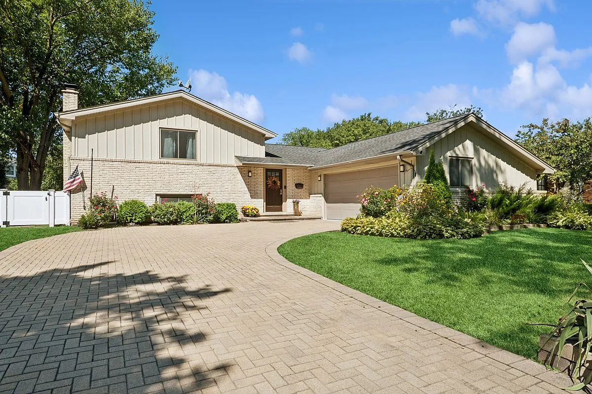 3134 Maple Leaf Dr photo 1