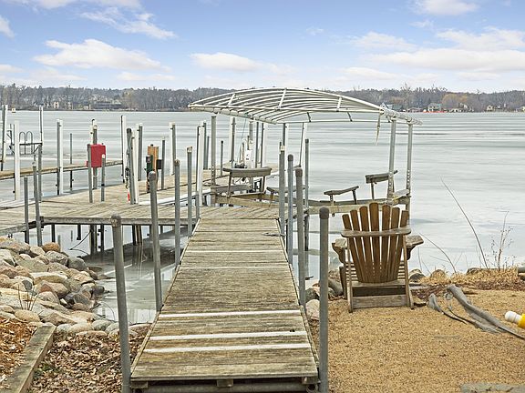 Dock & lift stay in all year