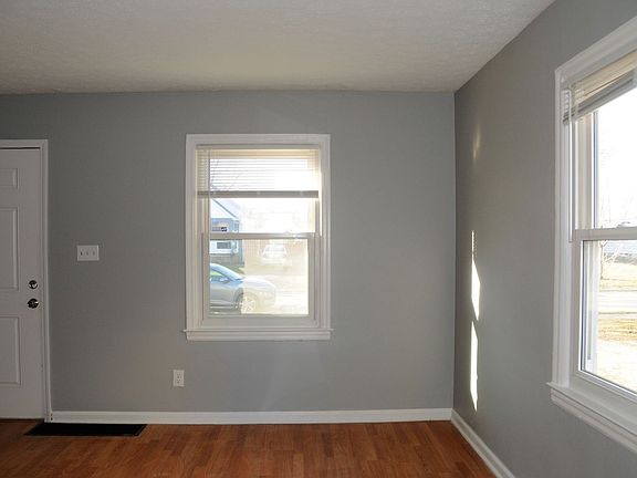 3rd image of 924 S Harris Ave