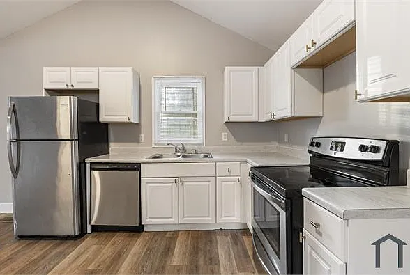 1137 White Oak Ave SW — Photo 1