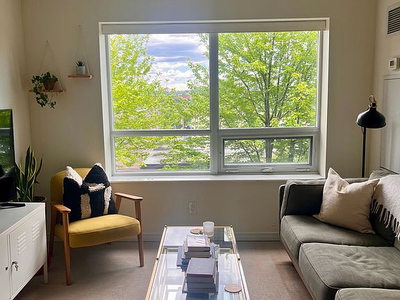 3rd image of 61 Heintzman St #604
