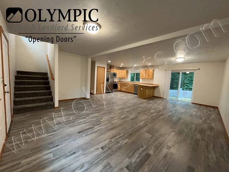 Large Tumwater Hill Home, Private setting. 3 Bd 3.5 Ba & Huge Bonus Rm — Photo 3
