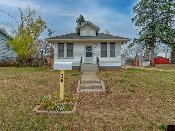 30 Estes Ave NW, Madelia, MN 56062