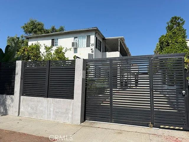 1717 N Berendo St — Photo 17