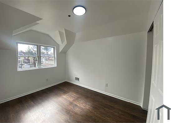 3rd image of 1654 Richmond Ter Floor 2