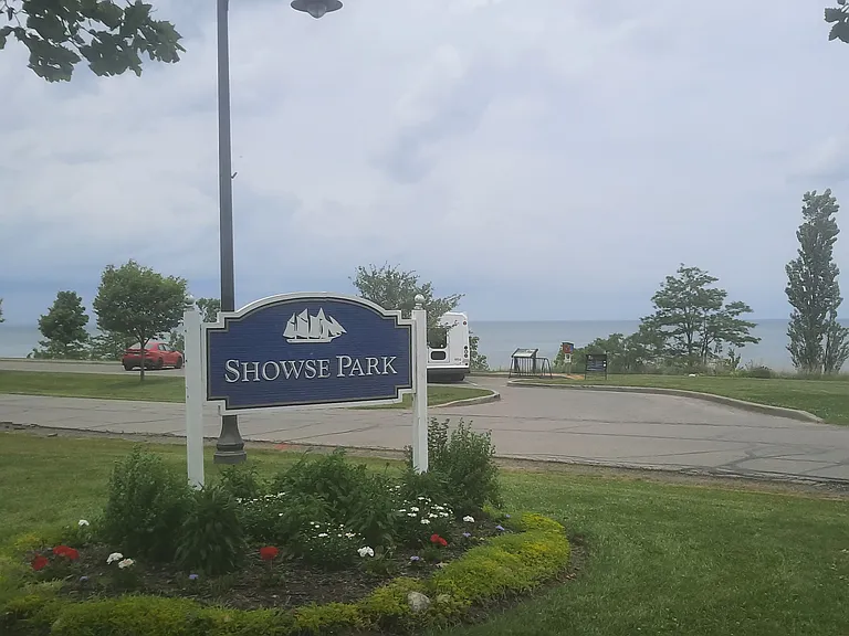 Walking distance to Showse Park, couple blocks