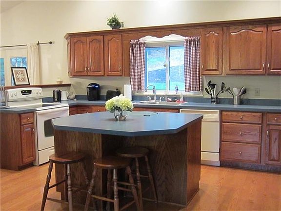 Kitchen w/ Island