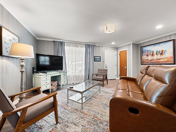 4th image of 102 Country Club Dr