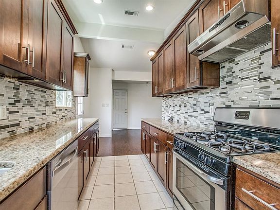 5th image of 709 Pinehurst Dr