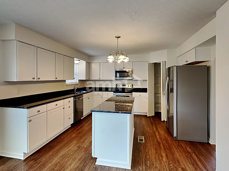 125 Simsbury Ct — Photo 3