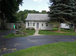 1470 Merry Rd, Waterford, MI 48328
