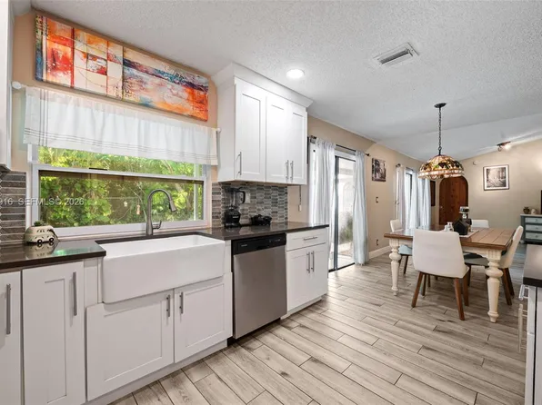 10873 NW 10th Pl, Coral Springs, FL 33071