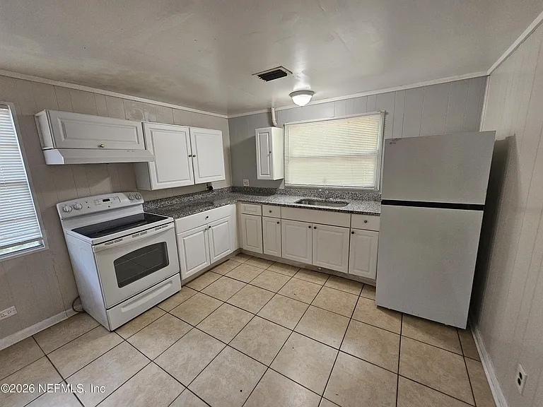 9042 7th Ave — Photo 3